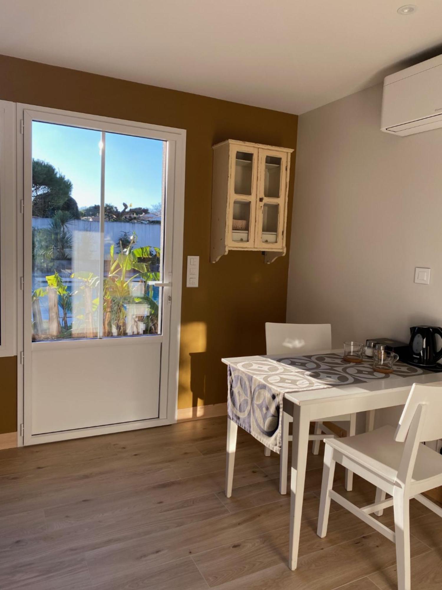 Maison M, Chambre Privee Acces Jardin Piscine Et Jacuzzi Pres De La Rochelle La Rochelle  Habitación foto